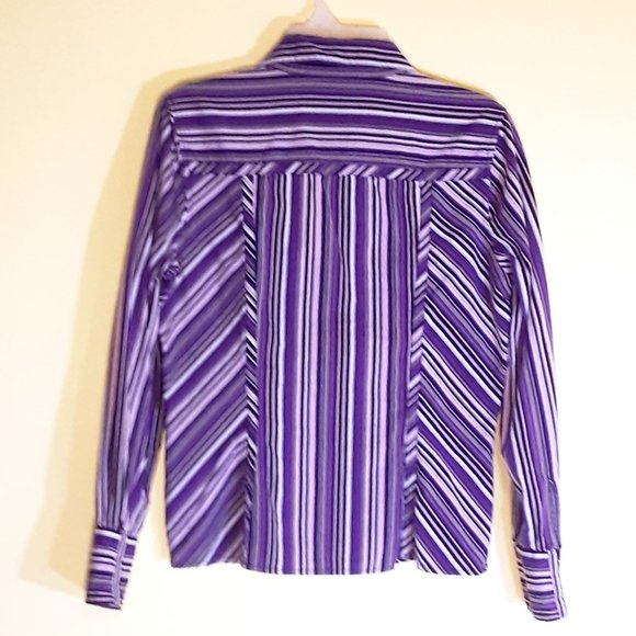 The Limited Long Sleeve Top With Eyelet Closure - Picture 2 of 6